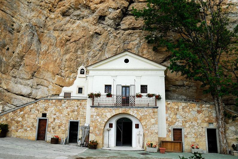 VALLEPIETRA-SANTUARIO-DELLA-SANTISSIMA-TRINITA